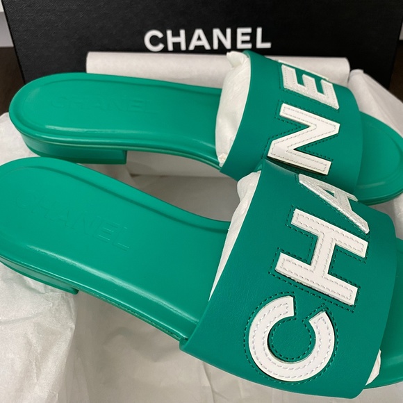 2023 CHANEL CHA NEL LOGO GREEN LEATHER FLAT SHOES SLIDES MULES 37.5 - Picture 7 of 16